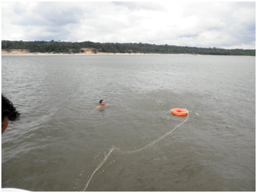 Exercício de resgate de náufrago nas águas do Rio Negro, aproximação sempre por barlavento.